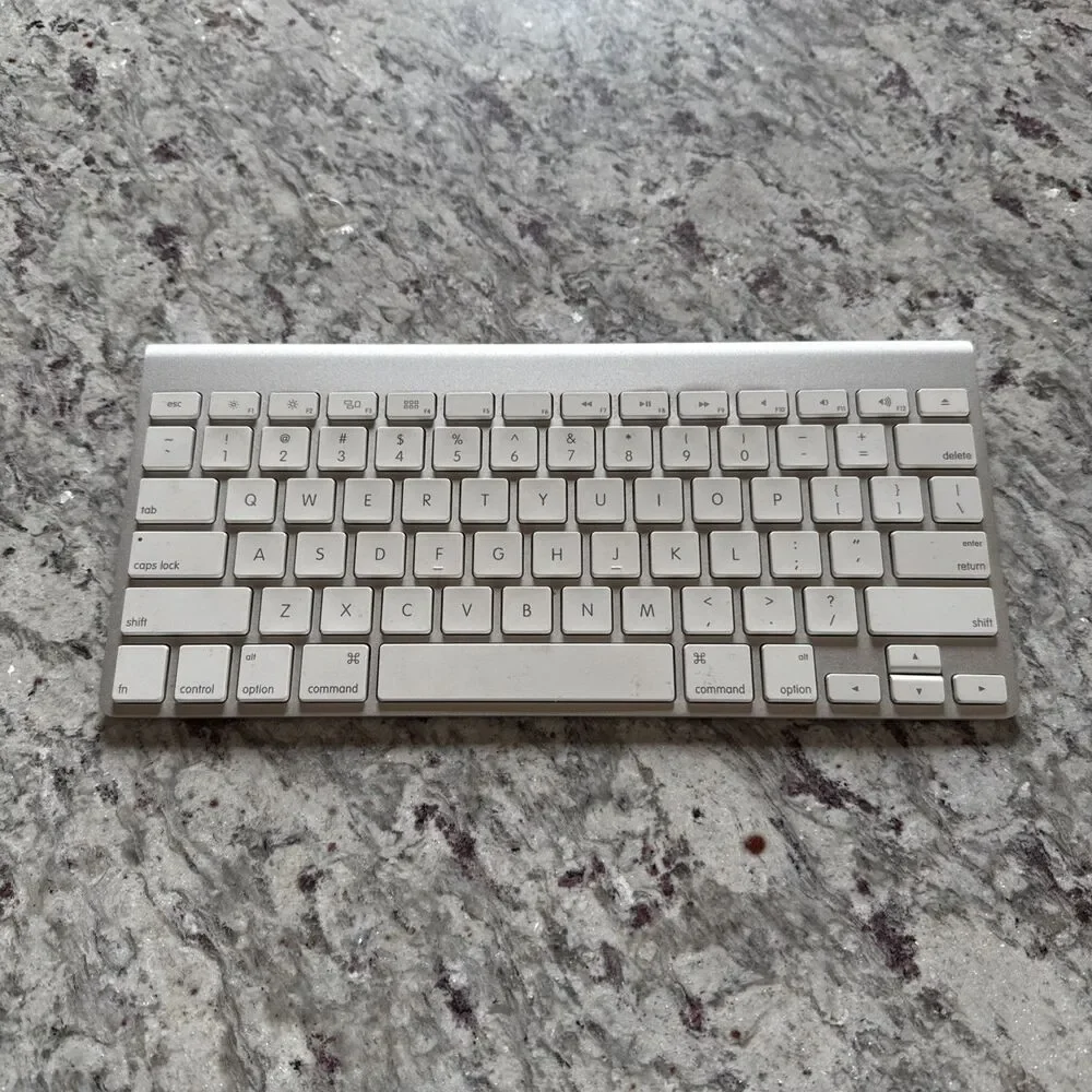 OEM Genuine Apple A1314 Wireless Bluetooth Keyboard - Silver/White - Great Cond